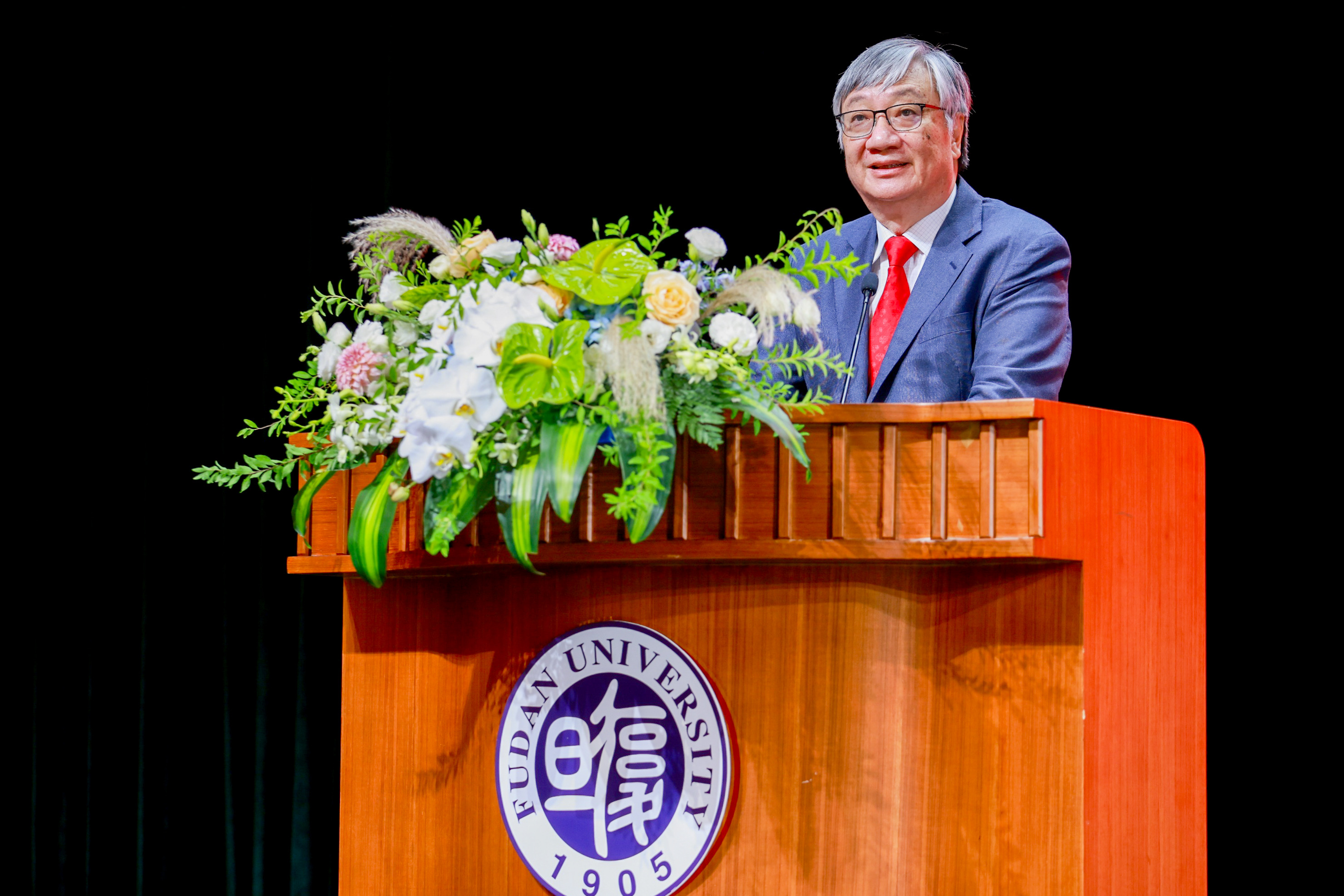 复旦大学袁天凡、李慧敏校董伉俪一行来访校园,共襄国际金融学院毕业盛典